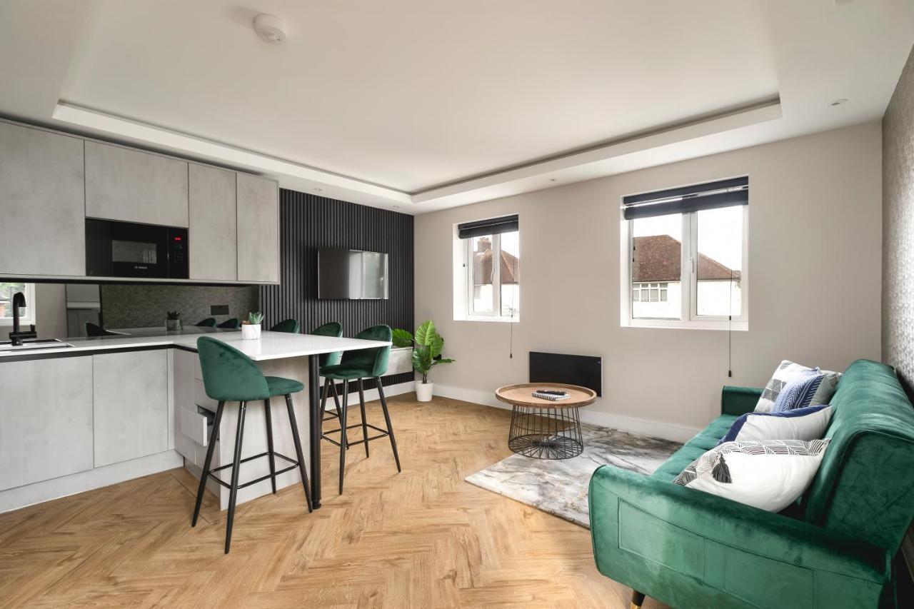 Skyvillion - Cozy Large 4 & 1 Bed Apartments In London Enfield, Mins To Tube Station, Free Wi-Fi Ngoại thất bức ảnh