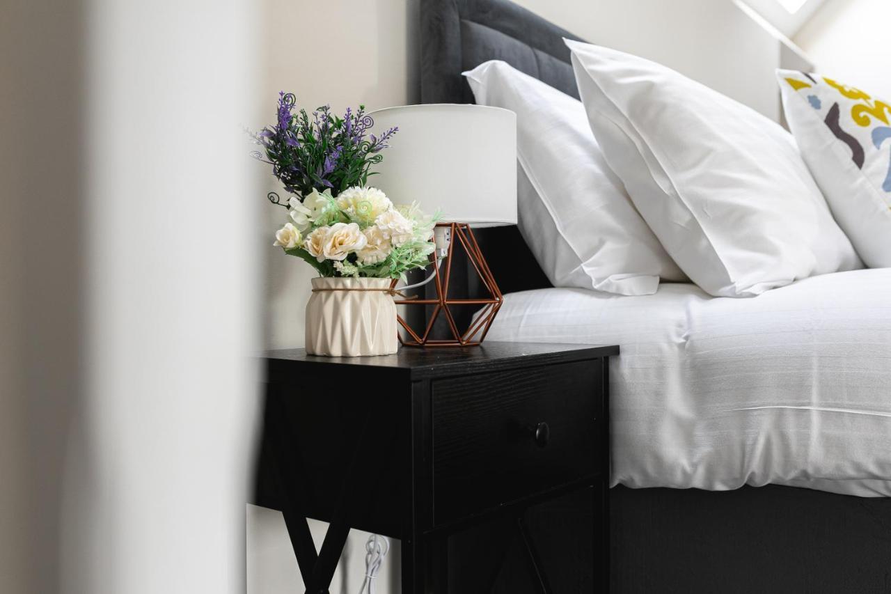 Skyvillion - Cozy Large 4 & 1 Bed Apartments In London Enfield, Mins To Tube Station, Free Wi-Fi Ngoại thất bức ảnh