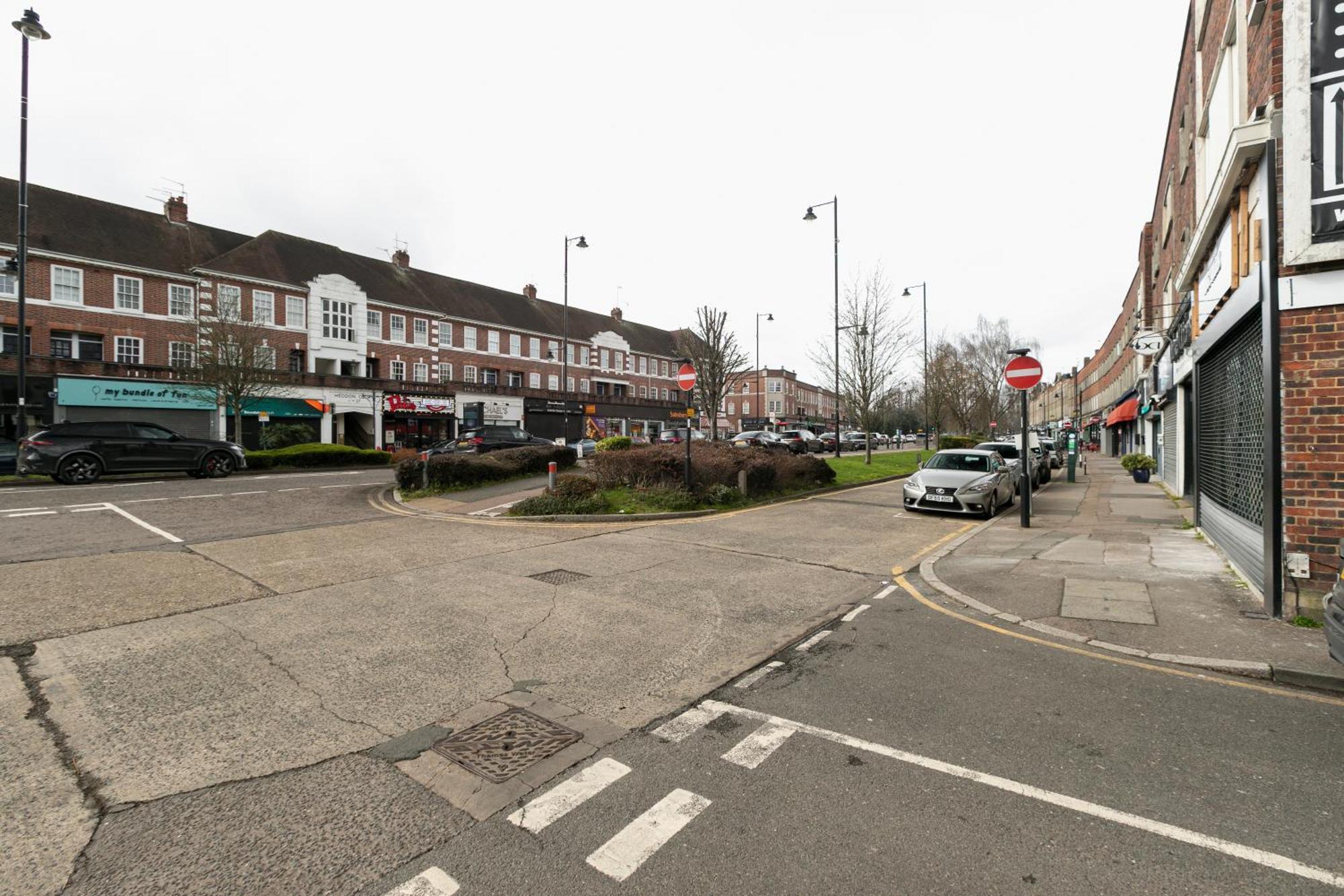 Skyvillion - Cozy Large 4 & 1 Bed Apartments In London Enfield, Mins To Tube Station, Free Wi-Fi Ngoại thất bức ảnh